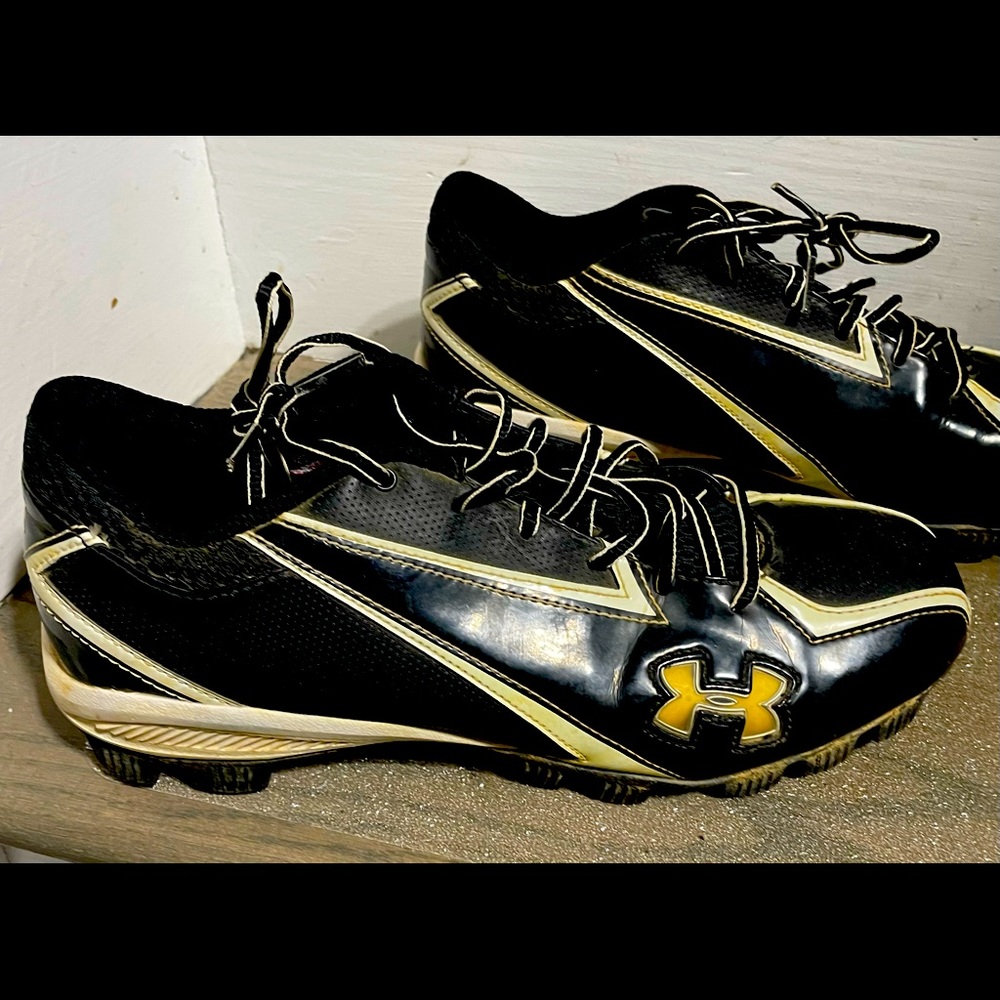 Woman's under armor softball cleats. Size 7.5 barely used & in excellent shape.